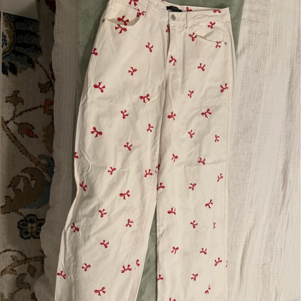 NEW, Never Worn - Forever 21 White Pants with Red Bow detail